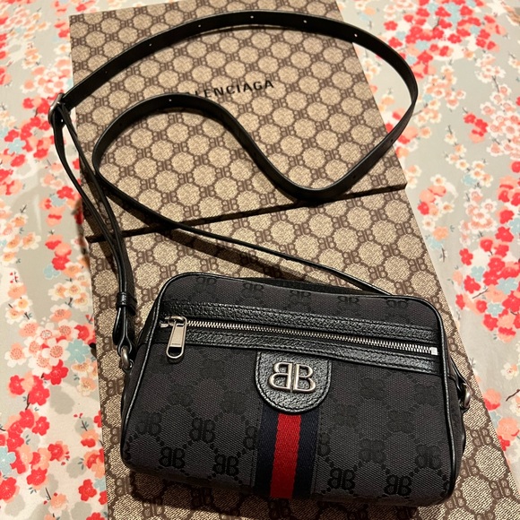 AUTHENTIC - Balenciaga Hacker Camera Bag - Picture 5 of 5